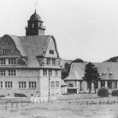 Die Höhere Töchterschule wurde später Städtisches Gymnasium, dahinter liegt die Turnhalle auf dem heutigen Pont-L’Abbé-Platz, um 1932. (Foto: Stadtarchiv)