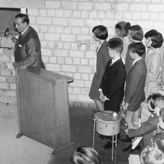 Grundsteinlegung für die Städtische Realschule Schleiden durch Staatsekretär Dr. Hermann Kohlhase vom NRW-Kultusministerium am 12. Juli 1965. (Foto: Stadtarchiv)