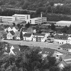Das Schulzentrum „Am Mühlenberg“ in Schleiden mit Grund-, Haupt- und Sonderschule sowie Turnhalle, 1979. (Foto: Stadtarchiv)