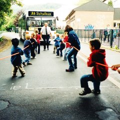 Olympiafest in der Katholischen Grundschule: Starke Kinder beim Ziehen des Schulbusses mit Hilfe eines Flaschenzuges, 2003. (Foto: Stadtarchiv)