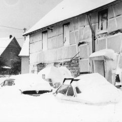 Angehäufte Schneemassen nach einem Schneesturm im Januar 1979. (Foto: Elvira Hilgers/KR/Stadtarchiv)