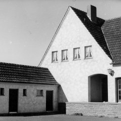 Die nach 1949 errichtete Volksschule Schöneseiffen, bis zur Nachkriegszeit gingen die „Pänz“ zur katholischen oder evangelischen Volksschule im benachbarten Harperscheid. Letztere wurde im Zweiten Weltkrieg zerstört. (Foto: Bildersammlung im Stadtarchiv Schleiden)