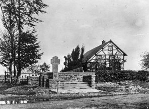 Das Kriegerehrenmal an der Hauptstraße um 1968. (Foto: Mertens/Fotosammlung H. Wollgarten/F.A. Heinen)