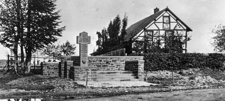 Das Kriegerehrenmal an der Hauptstraße um 1968. (Foto: Mertens/Fotosammlung H. Wollgarten/F.A. Heinen)