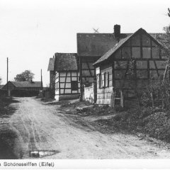 Postkarte mit Straßenansicht von Schöneseiffen zwischen 1910 und 1930. (Foto: Fotosammlung H. Wollgarten/F.A. Heinen)