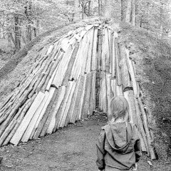 Ein Schaumeiler im Kermeter-Wald nahe Wolfgarten ohne Datierung. Archivfoto: Nachlass Peter Felten/ Fotosammlung H. Wollgarten und F. A. Heinen