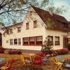 Legendär und auch überregional geschätzt war über Generationen das Wolfgartener Gasthaus und Wildrestaurant „Kermeter-Schänke“ der Familie Kruff. Beij Kruffs om Wollefjaade wohr ömme lecke jekauch, et joof e jood Jlas Bier unn Ilse onn Karl-Heinz Kruff hann „növebeij“ ne Hoofe düchtije Liermädche unn Jonge ussjebeld. Archivbild: Stadtarchiv Schleiden