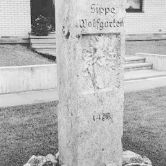 Der Gedenkstein der Sippe Wolfgarten wurde anlässlich des zehnten Treffens der Familie Wolfgarten und ihres 500-jährigen Bestehens im Jahr 1970 in Wolfgarten aufgestellt. Archivbild: Stadtarchiv Schleiden/pp/Agentur ProfiPress