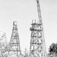 Im Jahre 1973 wurde der alte Feuerwachturm (l.) durch einen Neubau (r.) ersetzt. Archivbild: Feuerwehr Bronsfeld/Fotosammlung H. Wollgarten und F. A. Heinen