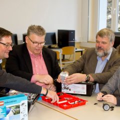 Neben den beiden Schulleitern Birgit Barrelmeyer (rechts) und Georg Jöbkes (2. von rechts) testeten auch Kuratoriumsvorsitzender Jochen Kupp (2. von links) sowie Vorstandsmitglied Markus Herbrand (links) das neue Lego Mindstorm Education System. 