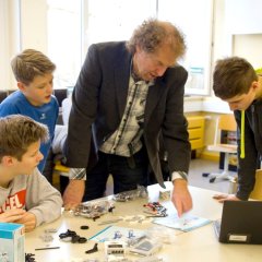 Informatiklehrer Werner Metzen experementierte mit seinem Informatikkurs der Städtischen Realschule mit dem neuen Lego Mindstorm Education System.