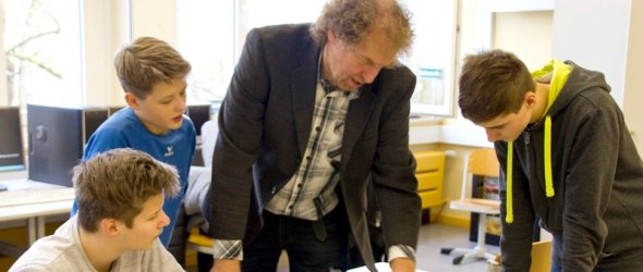 Informatiklehrer Werner Metzen experementierte mit seinem Informatikkurs der Städtischen Realschule mit dem neuen Lego Mindstorm Education System.
