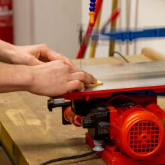 Eine der neuen Dekupiersägen im Einsatz