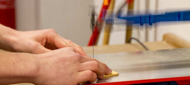 Eine der neuen Dekupiersägen im Einsatz Eine der neuen Dekupiersägen im Einsatz