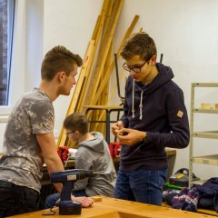 Schüler der Technik-AG im Werkraum  