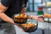 Gruß aus der Küche: selbstgebackenes Brot mit Dip. Gruß aus der Küche: selbstgebackenes Brot mit Dip.