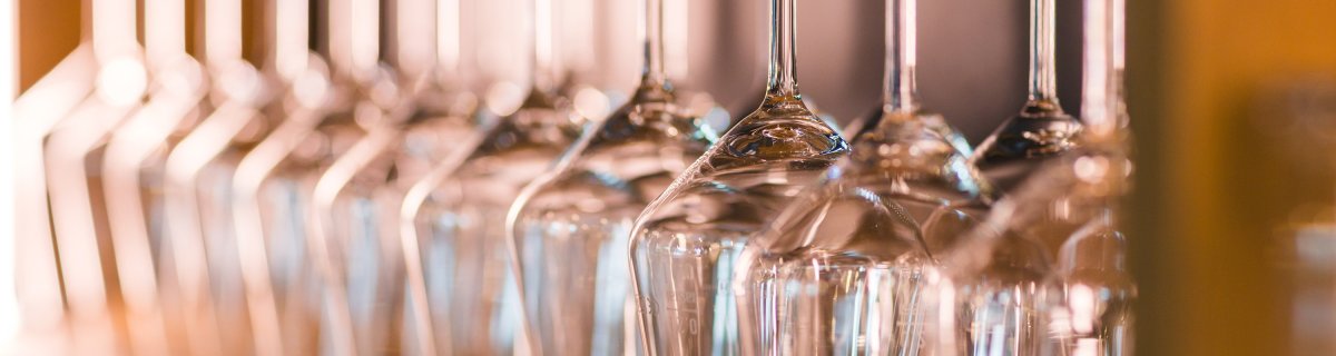 Ansicht Gläser hinter der Theke. Ansicht Gläser hinter der Theke.