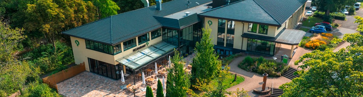 Drohnenansicht des Kurhauses mit Gemünder Parkrestaurant. (© Frank Wiesen) Drohnenansicht des Kurhauses mit Gemünder Parkrestaurant. (© Frank Wiesen)