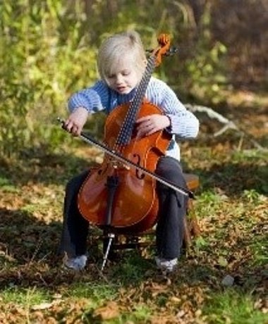 Foto eines kleinen Violoncellospielers Foto eines kleinen Violoncellospielers