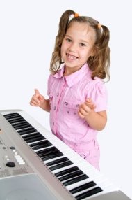 Mädchen mit einem Keyboard Mädchen mit einem Keyboard