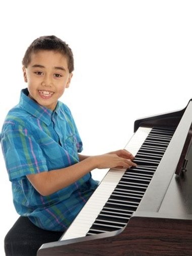 Foto eines kleinen Klavierspielers
