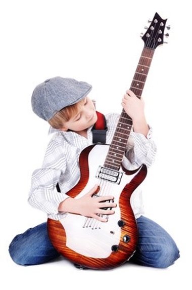 Foto eines kleinen E-Gitarrenspielers