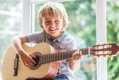 Foto eines kleinen Gitarrenspielers Foto eines kleinen Gitarrenspielers