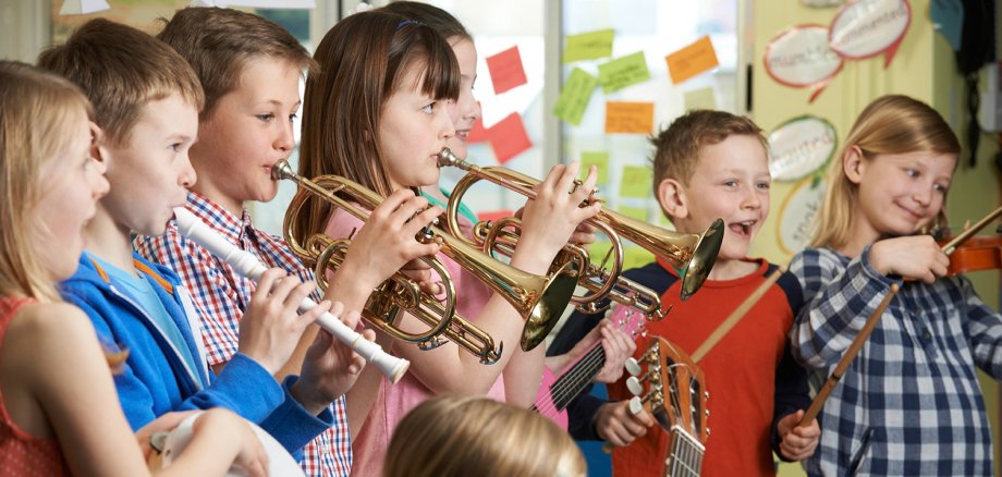 Eine Gruppe Kinder beim Musizieren.