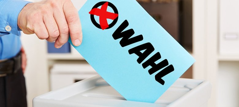 Stimmzettel zur Wahl mit Wahlurne