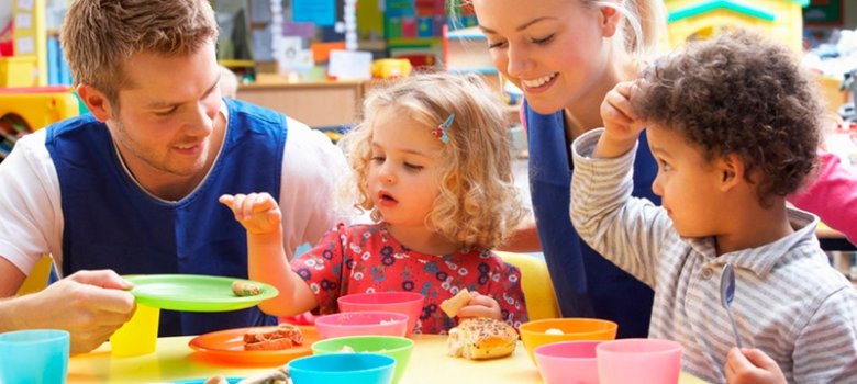 Spielende Kindergartenkinder