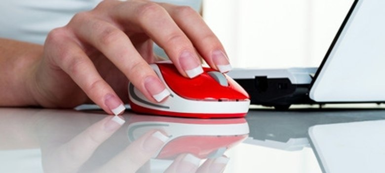 Frau im Büro mit Computer Maus Frau im Büro mit Computer Maus