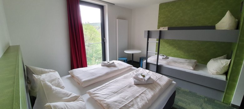 Modern gestaltetes Vierbettzimmer der Gemünder Jugendherberge Modern gestaltetes Vierbettzimmer der Gemünder Jugendherberge