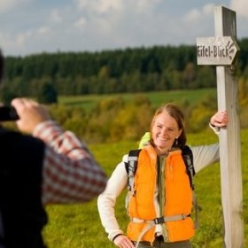 Wanderer am Wegweiser Eifel-Blick Wanderer am Wegweiser Eifel-Blick