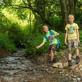 Kinder werfen Steine in den Bach Kinder werfen Steine in den Bach