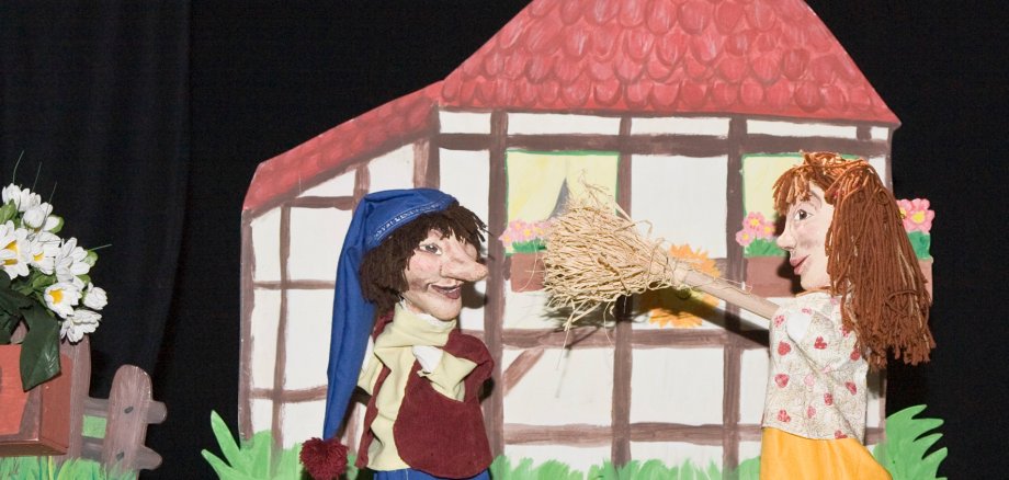 Weil Kasper nicht im Haushalt hilft, hängt der Haussegen schief: In der Aufführung „Kasper und der verhexte Besen“ drückt Gretel ihrem Mann einen Besen in die Hand.