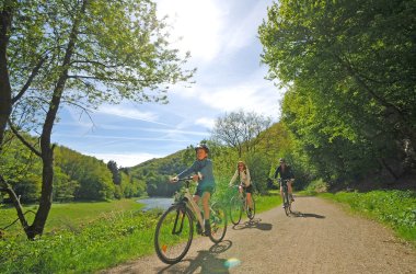 Radfahren entlang der Urft durch den Nationalpark Eifel