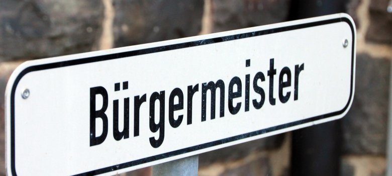 Schild Parkplatz Bürgermeister im Rathaus Innenhof