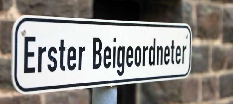 Schild Parkplatz Erster Beigeordneter im Rathaus Innenhof Schild Parkplatz Erster Beigeordneter im Rathaus Innenhof