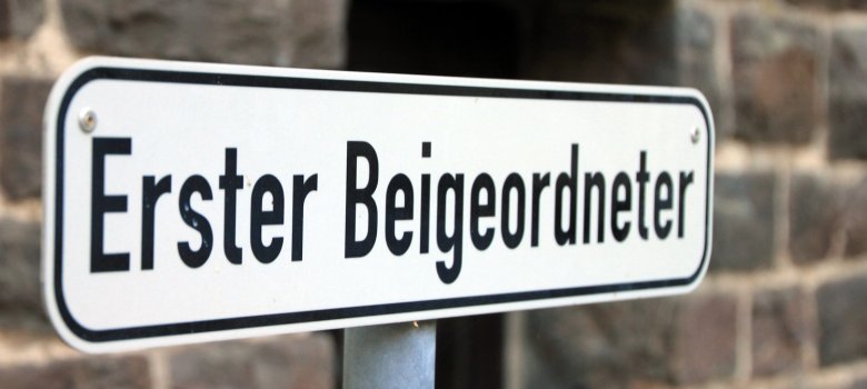 Schild Parkplatz Erster Beigeordneter im Rathaus Innenhof