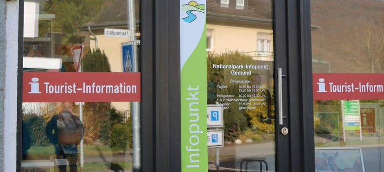 Kostenlose Parkmöglichkeiten bestehen in fußläufiger Entfernung auf dem Marienplatz und dem Eifel-Ardennen-Platz. Gäste, die mit dem ÖPNV anreisen, können idealerweise die Linien SB 82 (Kall-Gemünd-Vogelsang IP) und SB 81 (Kall-Gemünd-Schleiden-Hellenthal) nutzen. Kostenlose Parkmöglichkeiten bestehen in fußläufiger Entfernung auf dem Marienplatz und dem Eifel-Ardennen-Platz. Gäste, die mit dem ÖPNV anreisen, können idealerweise die Linien SB 82 (Kall-Gemünd-Vogelsang IP) und SB 81 (Kall-Gemünd-Schleiden-Hellenthal) nutzen.