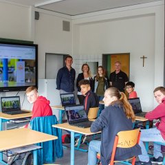 Moderne Medien im Unterricht sind nicht nur motivierend, sondern auch berufsvorbereitend. Schülerinnen und Schüler der Astrid-Lindgren-Schule vor den neuen Notebooks. Hinten (v.l.) EDV-Lehrer Yanek Frings, Sandra Ehlen und Hanna Berners von der „ene“ und Schulleiter Wolfgang Schmitz. 