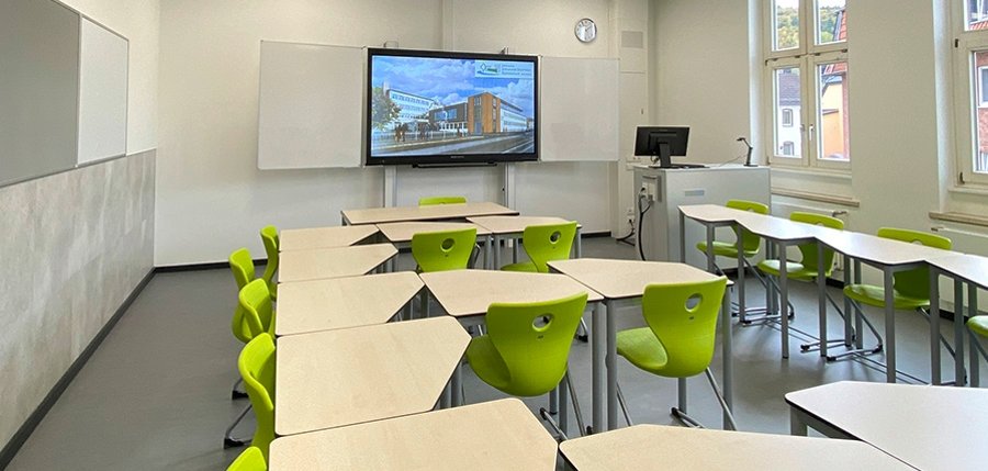 Alle neun Klassenräume im Schultrakt A wurden mit neuen Möbeln und digitalen Tafelsystemen ausgestattet. 