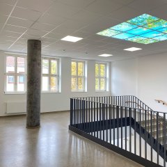 Treppenaufgang mit LED-Deckenbild