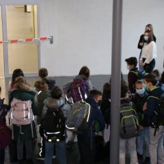 Die Schüler*innen warten gespannt im Foyer des neuen offenen Lernbereiches