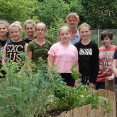Haben Spaß Kräuter und Gemüse anzubauen und alles wachsen zu sehen: Die jungen Leute der Schulgarten-AG rund um Biologielehrerin Anja Henseler. 