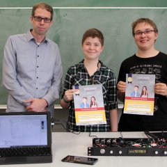 Stefan Marenbach (v.l.) ist stolz auf seine beiden AG-Schüler Viola Lehmert und Colin Schubert, die beim Rotary-Wettbewerb „Spaß an Technik“ den Sonderpreis abgeräumt haben. 