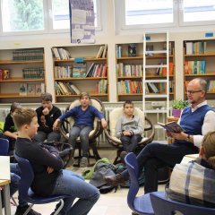 Ralf Kramp liest beim Vorlesetag an der Realschule Schleiden aus einem Krimi