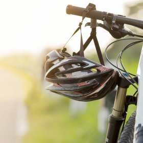Fahrradlenker und Helm. Radfahren in der Nordeifel
