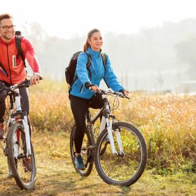 Fahrradtour am frühen Morgen. Radfahrer in der Nordeifel