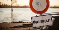 Schild Straßensperrung Hochwasser Schild Straßensperrung Hochwasser